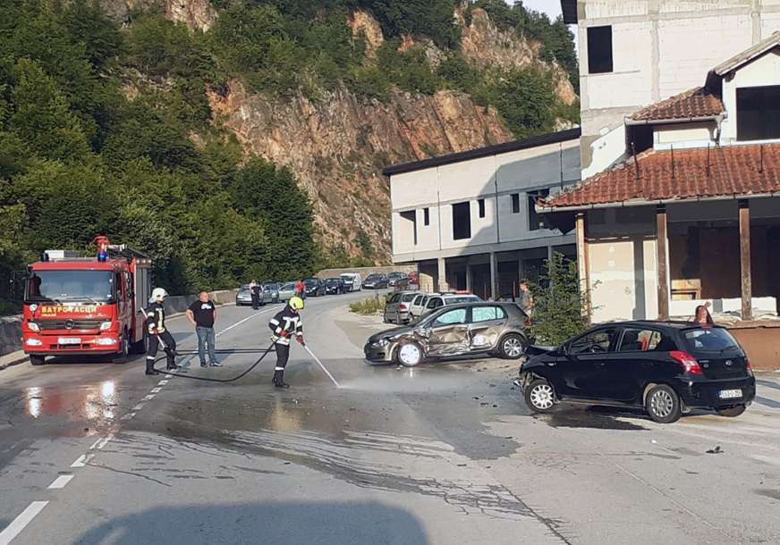 Vatrogasci uklonili krhotine automobila: Sudar dva vozila na magistralnom putu Sarajevo - Pale