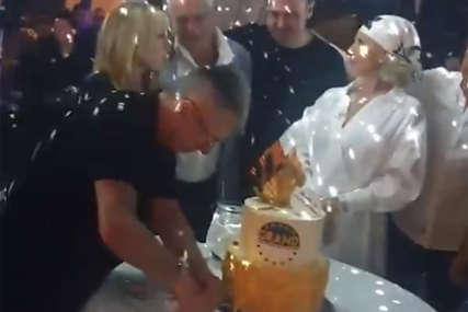 Velika torta, raskošna dekoracija: Brena i Saša slave prodaju Granda, od cifre se VRTI U GLAVI (VIDEO)