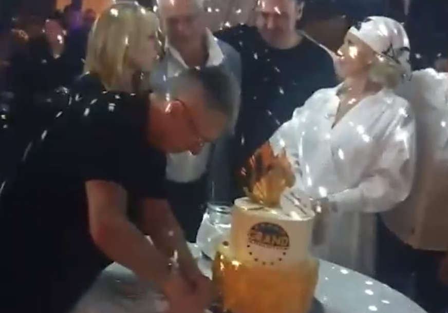Velika torta, raskošna dekoracija: Brena i Saša slave prodaju Granda, od cifre se VRTI U GLAVI (VIDEO)