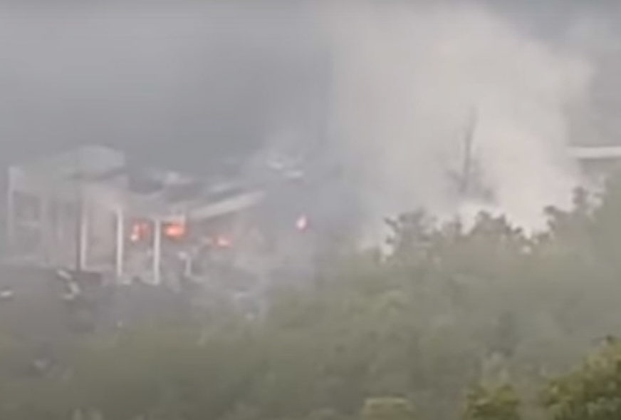 Vatra i dalje tinja na mjestu eksplozije: Tri helikoptera GASE POŽAR u Čačku (VIDEO)