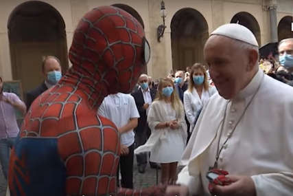Papa se rukovao sa Spajdermenom i dobio poklon od njega: Iza svega stoji jedna lijepa humana priča (VIDEO)