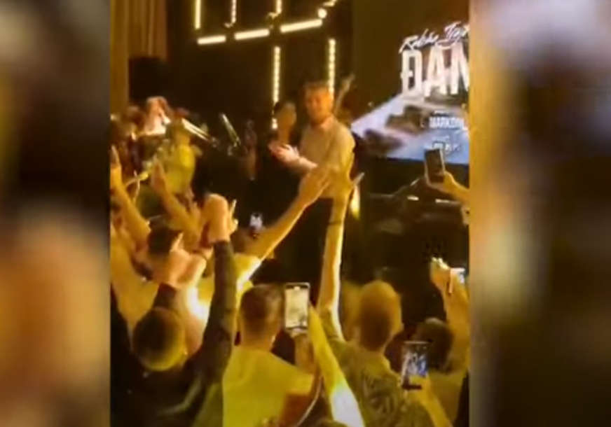 SA TANJOM SAVIĆ NA BINI Stanivuković snimljen tokom provoda na splavu u Novom Sadu (VIDEO)