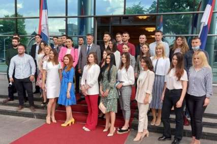 Studenti generacije dva javna univerziteta u Srpskoj NAGRAĐENI: Biće zaposleni u republičkim institucijama