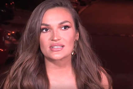 "Jao, što mi ne reče? Nisam ni primijetila" Pjevačici ispale grudi tokom intervjua (VIDEO)