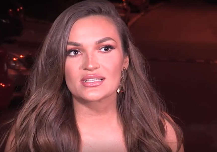 "Jao, što mi ne reče? Nisam ni primijetila" Pjevačici ispale grudi tokom intervjua (VIDEO)