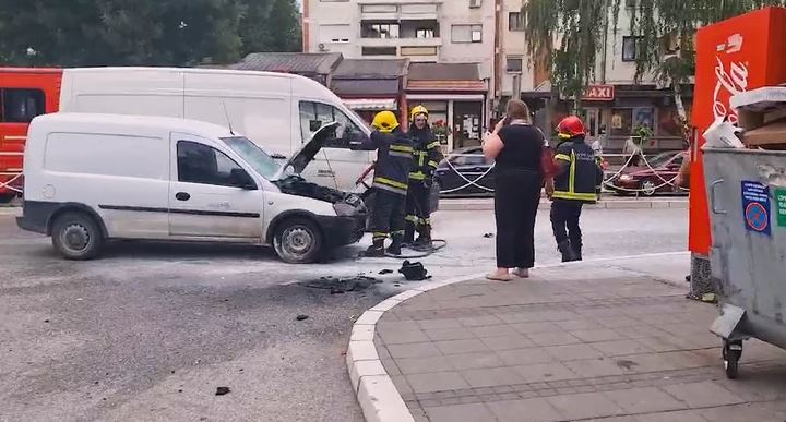 Zahvaljujući brzoj reakciji vatrogasaca SPRIJEČENA KATASTROFA: Automobil se zapalio tokom vožnje (VIDEO)