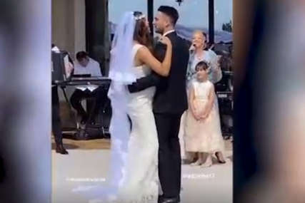 Bajkoviti prizori sa svadbe unuka Šabana Šaulića: Vjenčanje usred vinograda, a ona im je pjevala na prvom plesu (VIDEO)