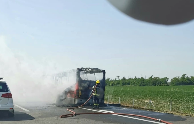 Vatrogasci u borbi sa plamenom: Zapalio se autobus na auto-putu između Novog Sada i Subotice (FOTO)
