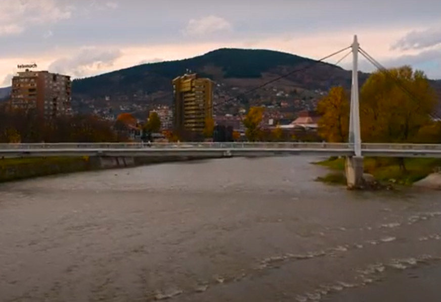 Zagađena rijeka Bosna: Gradom se širi nesnosan smrad nakon što je u nju ispuštena veća količina mazuta