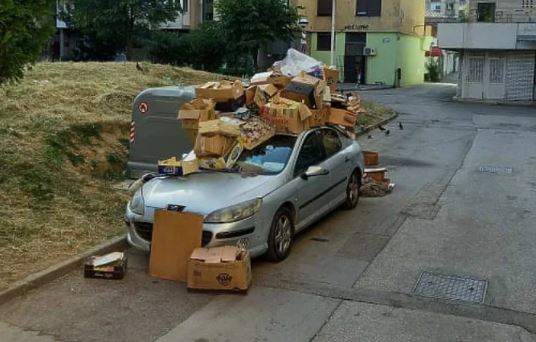 Bahati vozač dobio lekciju koju NEĆE ZABORAVITI: Sarajlije zatrpale smećem automobil koji je parkiran pored kontejnera (FOTO)
