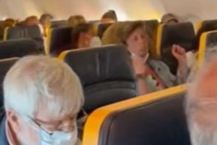 Pljuvala putnike, pa se FIZIČKI OBRAČUNALA sa osobljem: Žena histerisala u avionu odbijajući da stavi masku (VIDEO)