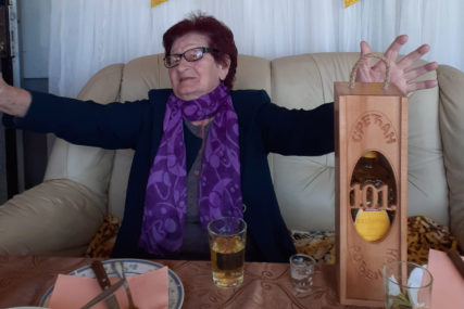 Baka Mara iz Prijedora proslavila 101. rođendan: Popila tri rakijice i nazdravila Đokoviću (FOTO)