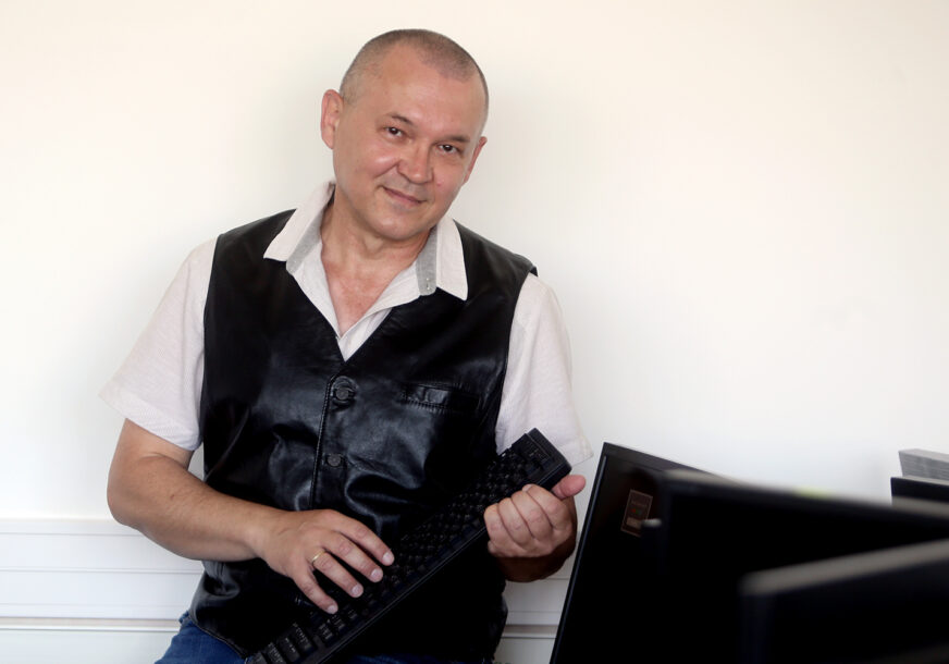 Branko Tomić s tastaturom u rukama