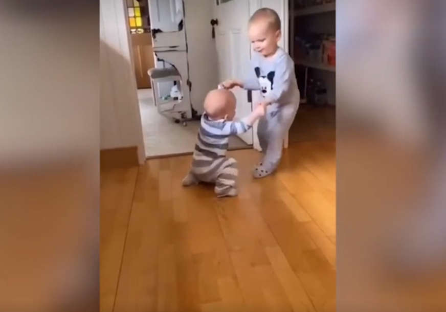 To se zove povjerenje: Dva mala brata oduševila preko milion ljudi (VIDEO)