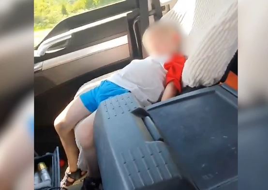 Baka htjela da se pohvali kako vozi unuka i pokrenula buru (VIDEO)