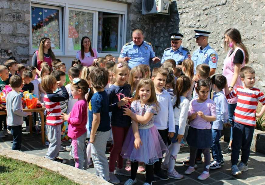 Policija obradovala mališane: Poklonili IGRAČKE DJECI U VRTIĆIMA u Trebinju i Ljubinju