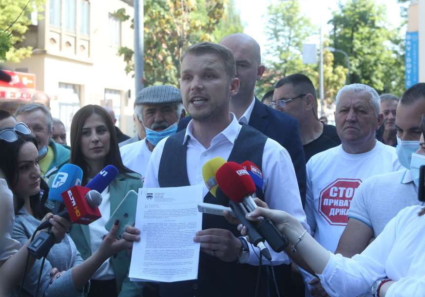 "Ovdje dolaze oni koji se bore protiv kriminala, a ne obrnuto" Stanivuković došao na saslušanje u PU Banjaluka (FOTO)