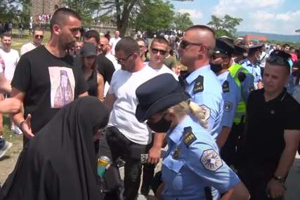 Hiljade ljudi na Gazimestanu: Policija oduzimala srpska obilježja, pretresli i monahinju (VIDEO)