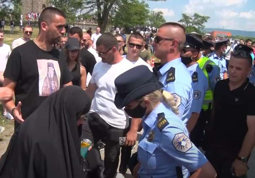 Hiljade ljudi na Gazimestanu: Policija oduzimala srpska obilježja, pretresli i monahinju (VIDEO)