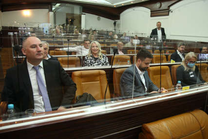 POLITIČKO POZORIŠTE Sjednice gradskog parlamenta postale predstave za javnost (FOTO)