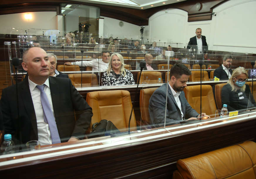 POLITIČKO POZORIŠTE Sjednice gradskog parlamenta postale predstave za javnost (FOTO)