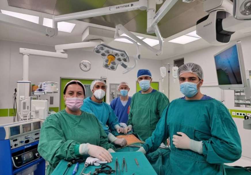 Boravak u bolnici kraći, oporavak brži: Tim UKC RS izveo savremenu operaciju preponske kile