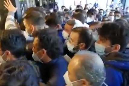 Haos na vakcinaciji u Italiji: Hiljade građana se guralo, policija spriječila opštu tuču (VIDEO)