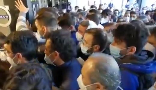 Haos na vakcinaciji u Italiji: Hiljade građana se guralo, policija spriječila opštu tuču (VIDEO)