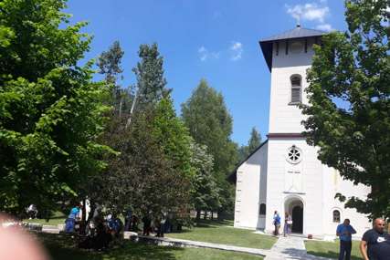 Održan tradicionalni Janjski sabor: U manastiru Glogovac svečano, pod šatorima urnebes (VIDEO, FOTO)