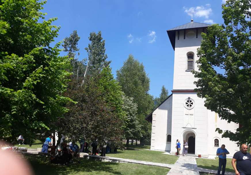 Održan tradicionalni Janjski sabor: U manastiru Glogovac svečano, pod šatorima urnebes (VIDEO, FOTO)