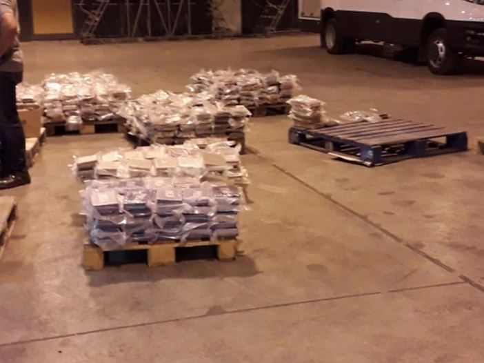 DOBAR INSTINKT I SUMNJIVA TEŽINA Kako je policija Malte otkrila 740 kilograma kokaina kavačkog klana