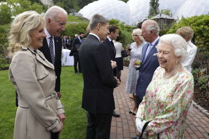 OFANZIVA ŠARMA Britanska kraljica nasmijala lidere G7