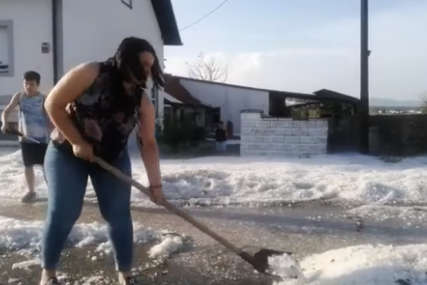 Nevjerovatni prizori iz Hrvatske: Lopatama satima čistili led ispred kuća, uništio prozore i krovove (VIDEO)