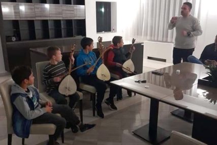 Otvorio prvu guslarsku školu u Trebinju: Marko Butulija gusle ne ispušta iz ruku od četvrte godine, sada uči i djecu