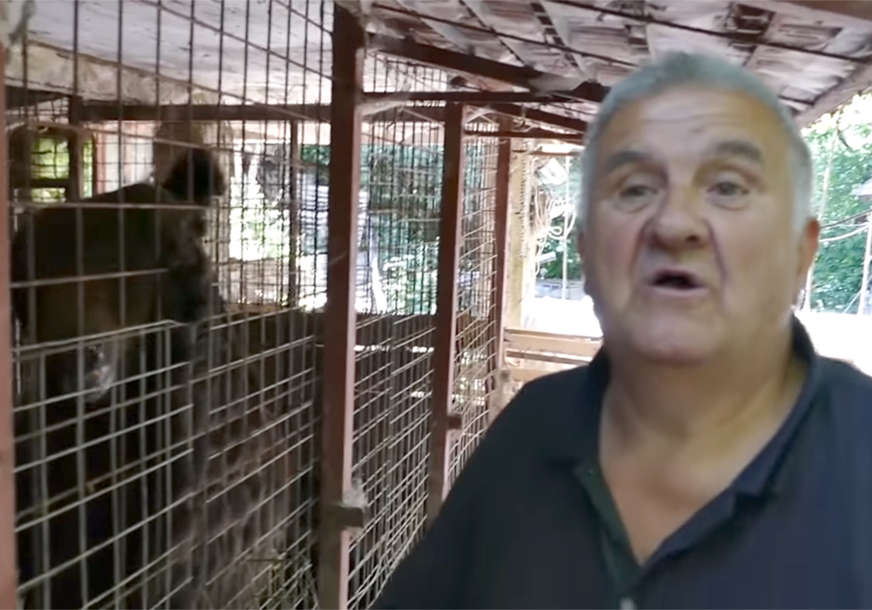 Jedu paprike i PIJU JOGURT: Penzioner već 15 godina brine o dva medvjeda (VIDEO)