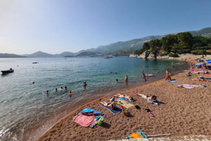 Miholjsko ljeto u punom jeku: Na Jadranskom primorju ljudi se kupaju i sunčaju usred jeseni