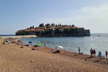 Ležaljka je na ovoj crnogorskoj plaži do prošle godine bila 120 evra, a sada "pivo i ćevapi za evro" i slobodan ulaz
