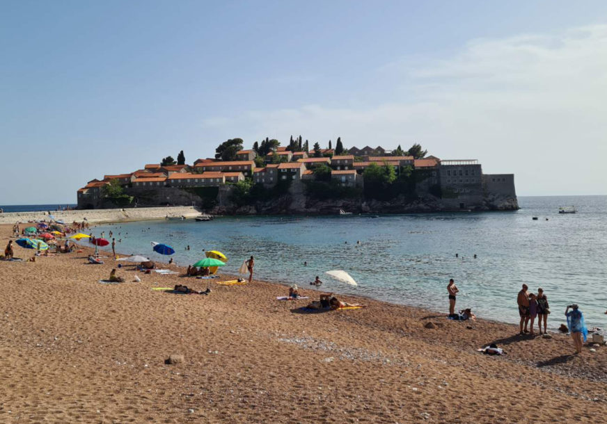 Ležaljka je na ovoj crnogorskoj plaži do prošle godine bila 120 evra, a sada "pivo i ćevapi za evro" i slobodan ulaz