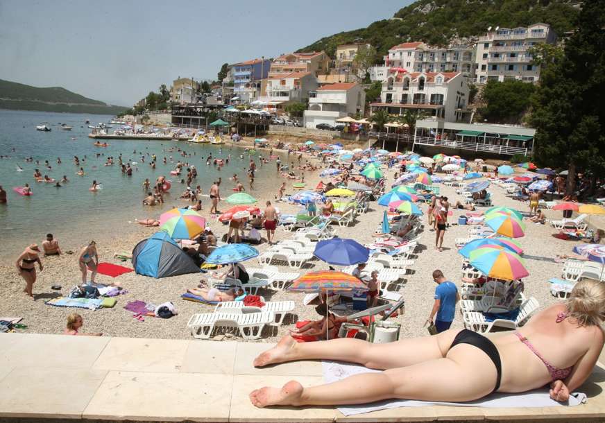 ČEKAJU IH PAPRENE KAZNE U Istri odlučili zaustaviti turiste koji ostavljaju peškire na plaži