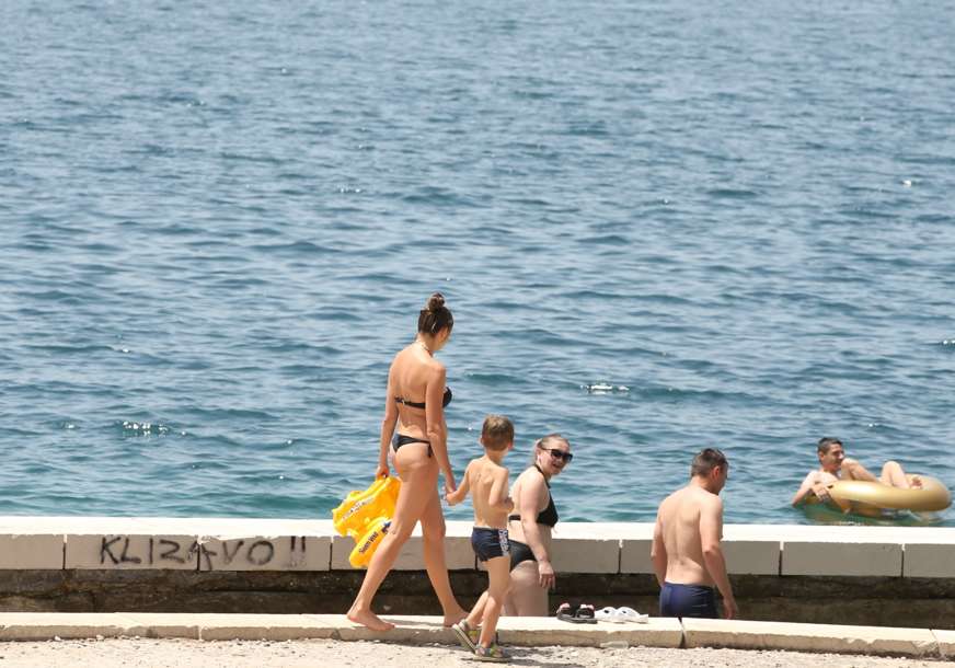 LOV NA GOLIŠAVE TURISTE Za šetnju Budvom u kupaćem kostimu kazna je 200 evra