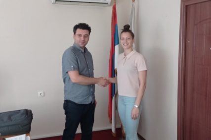 Čestitke i nagrada za ostvaren rezultat: Načelnik opštine Kostajnica organizovao prijem za košarkašicu Anđelu Gligić