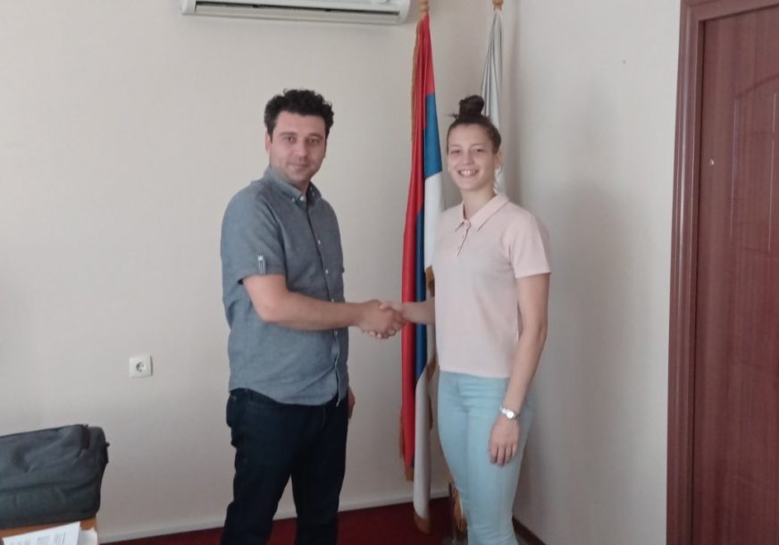 Čestitke i nagrada za ostvaren rezultat: Načelnik opštine Kostajnica organizovao prijem za košarkašicu Anđelu Gligić