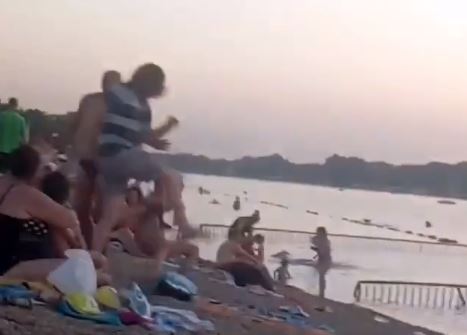 Stravična scena na plaži: Mladić šutnuo djevojku u glavu, tridesetak ljudi sve posmatralo (VIDEO)