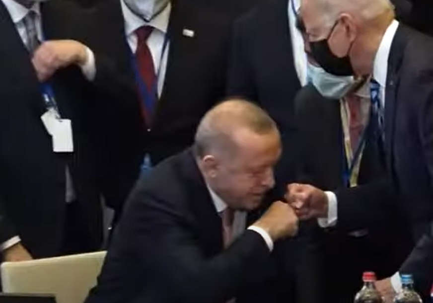 SVI BRUJE O TOME Čudan pozdrav Bajdena i Erdogana na samitu NATO (VIDEO)
