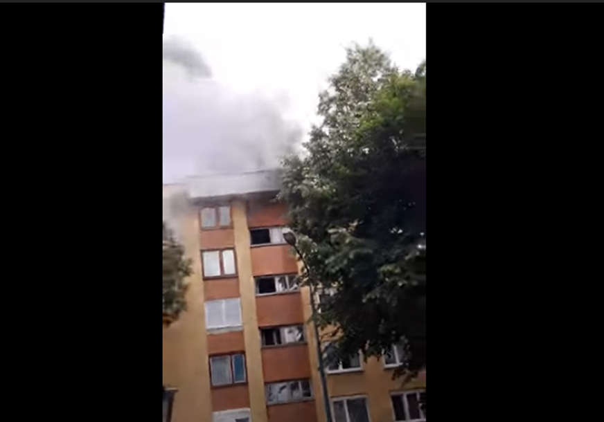Veliki požar u stanu na posljednjem spratu zgrade u Ilidži (VIDEO)