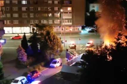 POŽAR U SARAJEVU Gorio automobil, vatra se proširila i na ugostiteljski objekat (VIDEO)