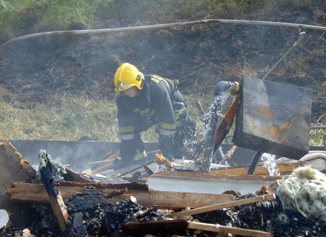 IZGORJELA ŠTALA Vatrogasci gasili požar više od 5 sati, uspjeli spasiti druge objekte