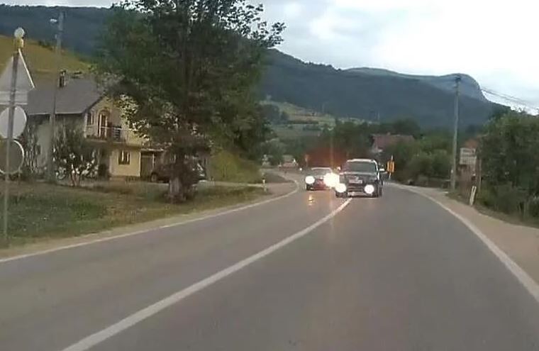 OPASNA VOŽNJA Preticanje preko pune linije na putu Sarajevo – Konjic (VIDEO)