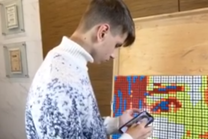 KAKAV TALENAT Sklapanje Rubikove kocke pretvorio u pravu umjetnost (VIDEO)