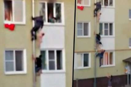 DRAMA U RUSIJI U stanu buknuo požar dok je u njemu bilo troje djece, spasavali ih popevši se uz oluk (VIDEO)